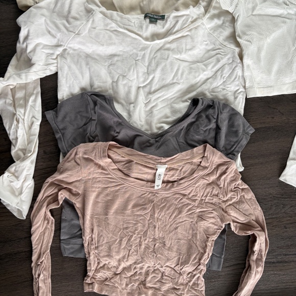 Lot of 9 crop tanks, short and long sleeve shirts - Picture 2 of 4